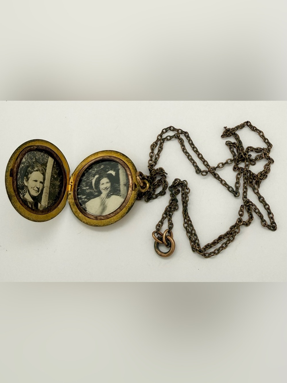 Vintage Brass Gold Tone Photo Locket Necklace Antique Picture 24 in chain
